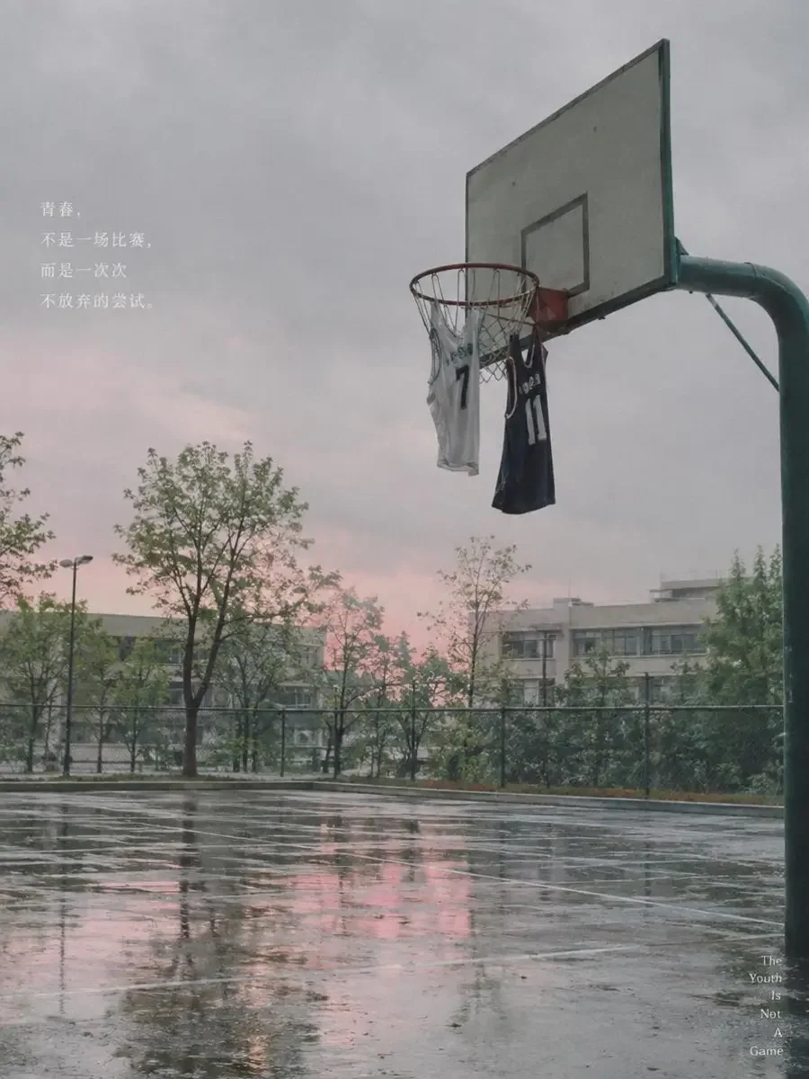 球架下的雨季 - 球架下面的水洼,盛住了整个雨季 《球架下的雨季》封面,球类题材校园青春短剧